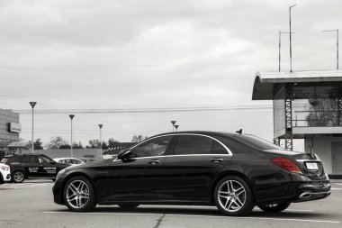 Kiev, Ukrayna - 21 Nisan 2020: Siyah lüks Mercedes şehirde