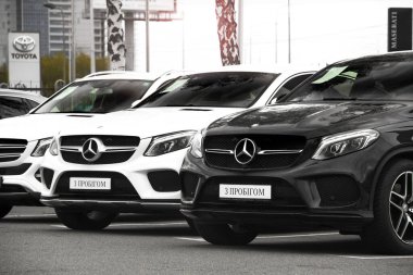 Kiev, Ukrayna - 21 Nisan 2020: Mercedes araçları şehirde. Siyah beyaz SUV 'ler