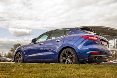 Kiev, Ukrayna - 21 Nisan 2020: Lüks bir Maserati Levante arabası şehirde park edilmiş. Aşağıdan arabanın görüntüsü