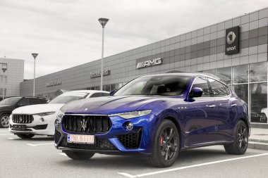 Kiev, Ukrayna - 21 Nisan 2020: Şehre park edilmiş iki Maserati Levante lüks otomobili