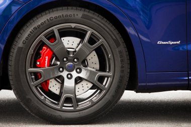 Kiev, Ukrayna - 21 Nisan 2020: Lüks bir Maserati Levante arabası şehirde park edilmiş. Asfaltın arka planında araba tekerlekleri.