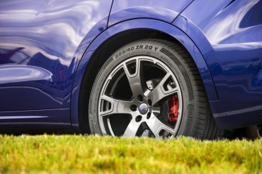 Kiev, Ukrayna - 21 Nisan 2020: Lüks bir Maserati Levante arabası şehirde park edilmiş. Araba tekerlekleri