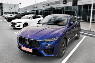 Kiev, Ukrayna - 21 Nisan 2020: Mavi ve beyaz Maserati Levante arabaları şehirde