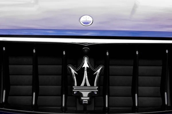 Київ Україна Квітня 2020 Луксорський Автомобіль Maserati Levante Місті Емблема — стокове фото