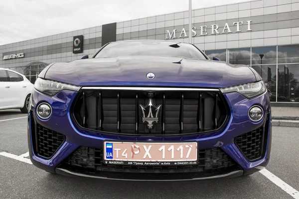 Kiev Ucrânia Abril 2020 Luxuoso Carro Maserati Levante Estacionado Cidade Fotografia De Stock