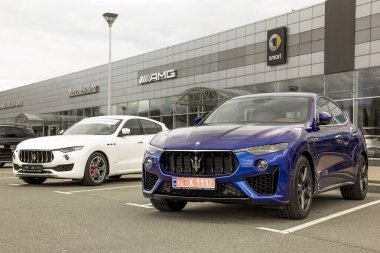 21 Nisan 2020 - Kiev, Ukrayna: Lüks Maserati Levante şehirde park halinde. Arabaların önü.