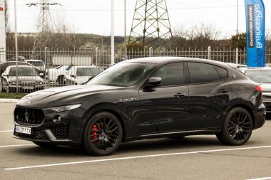 Kiev, Ukrayna - 21 Nisan 2020: Black Maserati Levante şehirde. Siyah tekerlekli siyah bir araba..