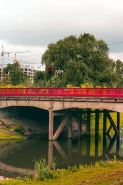 Şehirdeki kırmızı köprü. Nehrin üzerindeki köprü