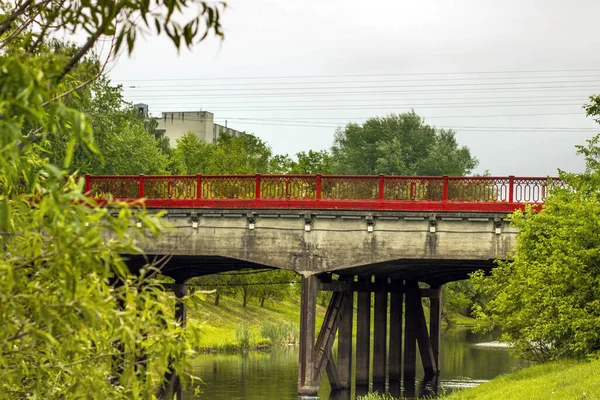 Rote Brücke Der Stadt Brücke Über Den Fluss — Stockfoto