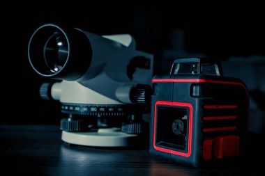 İnşaat işleri beklentisiyle masada optik düzeyi ve lazer uçak jeneratör