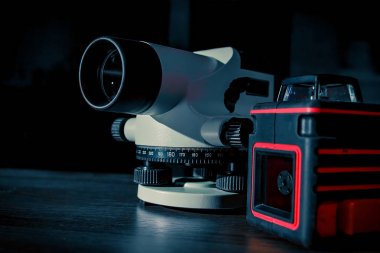 İnşaat işleri beklentisiyle masada optik düzeyi ve lazer uçak jeneratör