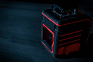 Lazer uçak jeneratör inşaat beklentisiyle masada çalışıyor