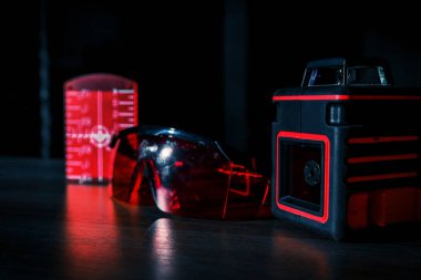 Lazer uçak jeneratör inşaat beklentisiyle masada çalışıyor