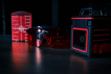 Lazer uçak jeneratör inşaat beklentisiyle masada çalışıyor