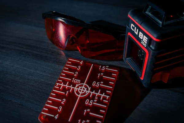 Lazer uçak jeneratör inşaat beklentisiyle masada çalışıyor