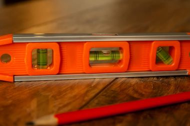 Optik düzeyi ve yerde yatarken bir kalem