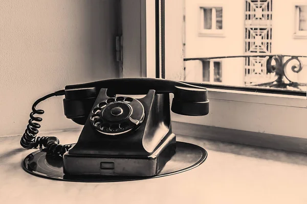 Stary telefon jest w okna winylowe — Zdjęcie stockowe