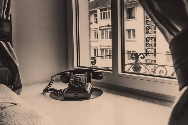 Telefone antigo está na janela de vinil — Fotografia de Stock