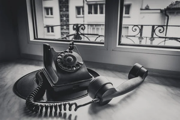 오래 된 전화는 비닐 창 — 스톡 사진