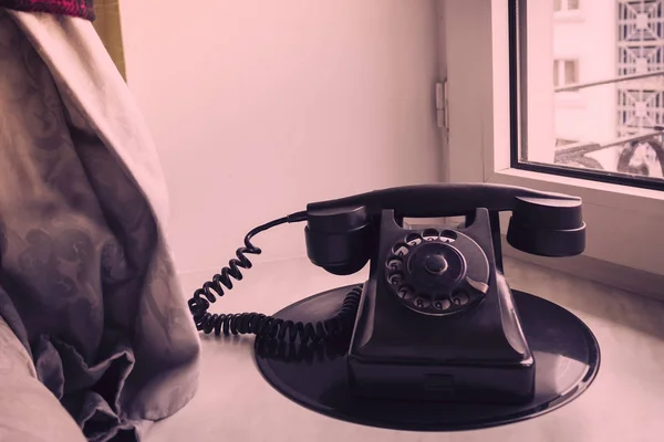 Telefon je v okně vinyl — Stock fotografie