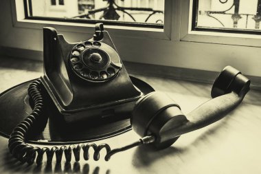 Eski telefon vinil penceredir