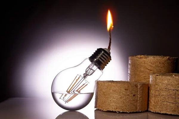Tanken är att ge ett andra liv till en gammal utbränd lampa göra om det i en fotogenlampa — Stockfoto