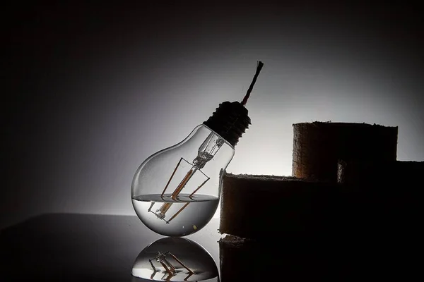 L'idée est de donner une seconde vie à une vieille ampoule brûlée en la refaisant dans une lampe au kérosène. — Photo