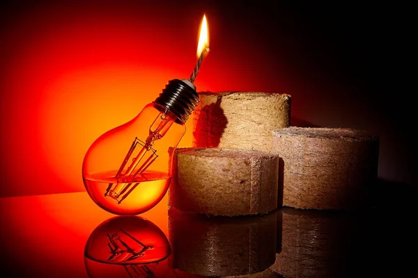 Идея в том, чтобы дать вторую жизнь старой сгоревшей лампе, переделывающей ее в керосиновой лампе — стоковое фото