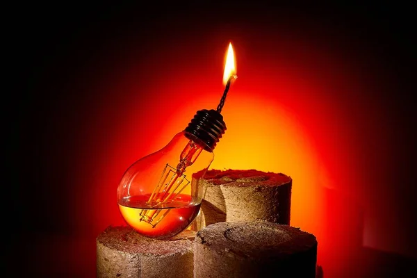 The idea is to give a second life to an old burned-out bulb redoing it in a kerosene lamp