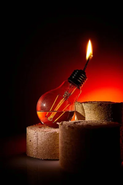 L'idée est de donner une seconde vie à une vieille ampoule brûlée en la refaisant dans une lampe au kérosène. — Photo