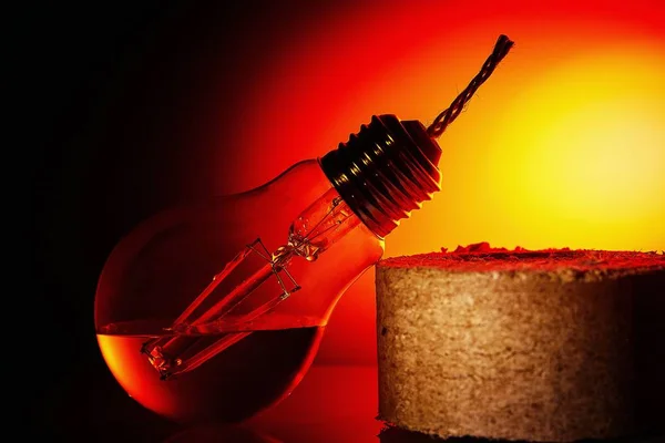 Tanken är att ge ett andra liv till en gammal utbränd lampa göra om det i en fotogenlampa — Stockfoto