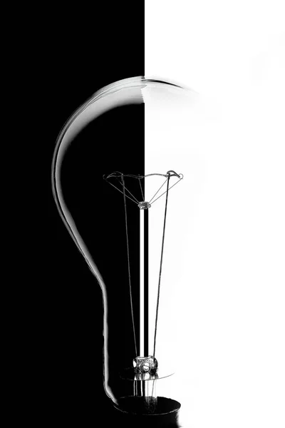 Tanken är att presentera den gamla glödlampan på den nya. Titta på snittet. — Stockfoto