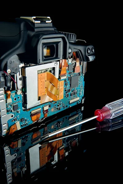 Begreppet demontering och reparation av digital Slr kamera närbild på svart glas med verktyg. — Stockfoto