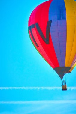 renkli sıcak hava balonu mavi gökyüzü karşı Tv yazıt ile