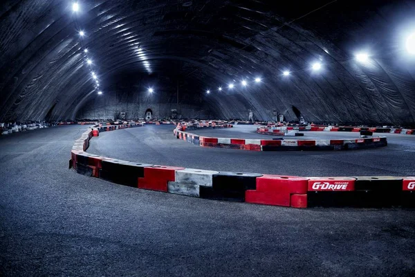 MOSCÚ-30 de diciembre de 2019. pista de karting interior para el entrenamiento de atletas jóvenes . — Foto de Stock
