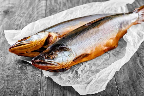 A friss, meleg és hideg füstölt hal nagyon ízletes rágcsa. Stock Kép