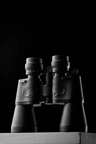 Ferngläser sind ein hervorragendes optisches Gerät zum Suchen und Beobachten während der Jagd, des Überlebens und der Verfolgung — Stockfoto