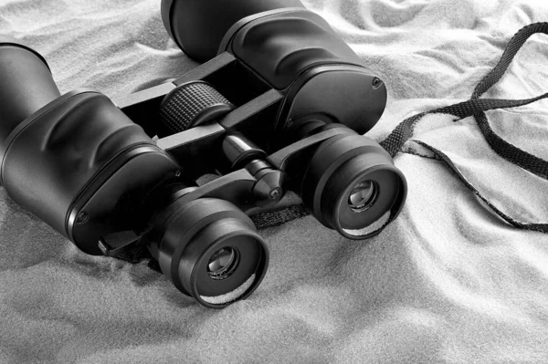 Binoculars are an excellent optical device for searching and observing during hunting, survival, and tracking — Stockfoto