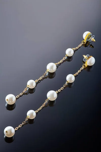 Brincos de jóias de plástico com cristais e pedras para mulheres em um fundo escuro . — Fotografia de Stock