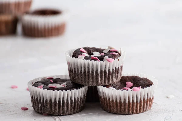 Hemlagad Färsk Choklad Chip Muffins Med Söta Dekorativa Rosa Och — Stockfoto