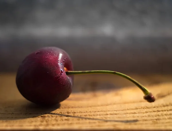 Una cereza congelada — Foto de Stock