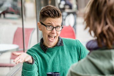 kadın arkadaşıyla bistro söz