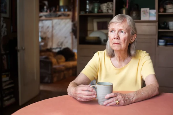 Senior kobieta z pustym wzrokiem — Zdjęcie stockowe