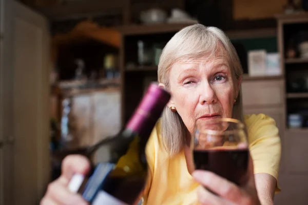 Opilá žena nabízející sklenku vína — Stock fotografie