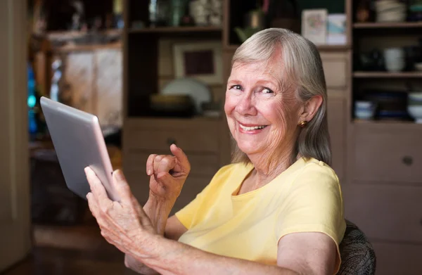 Ανώτερος γυναίκα χρησιμοποιώντας υπολογιστή δισκίο — Φωτογραφία Αρχείου