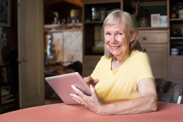 Mulher feliz usando computador tablet — Fotografia de Stock