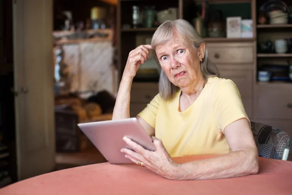 Vrouw verward met tablet pc — Stockfoto