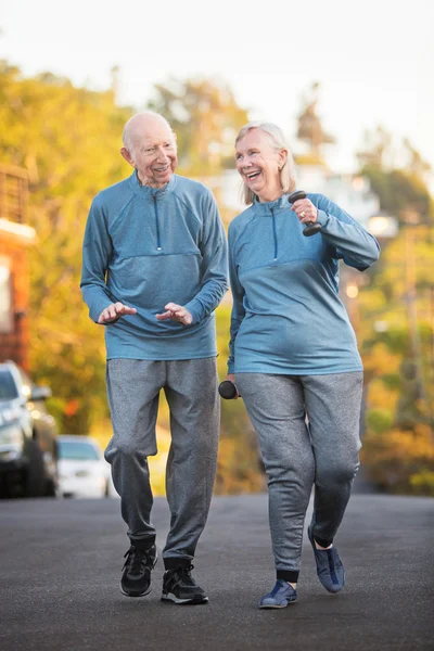 Pareja casada caminando juntos afuera — Foto de Stock