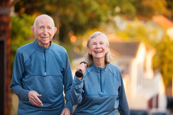 Feliz pareja de ancianos en ropa deportiva —  Fotos de Stock