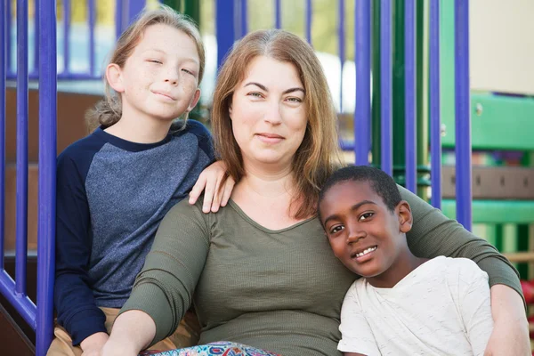 Alegre mãe solteira com filhos fora — Fotografia de Stock